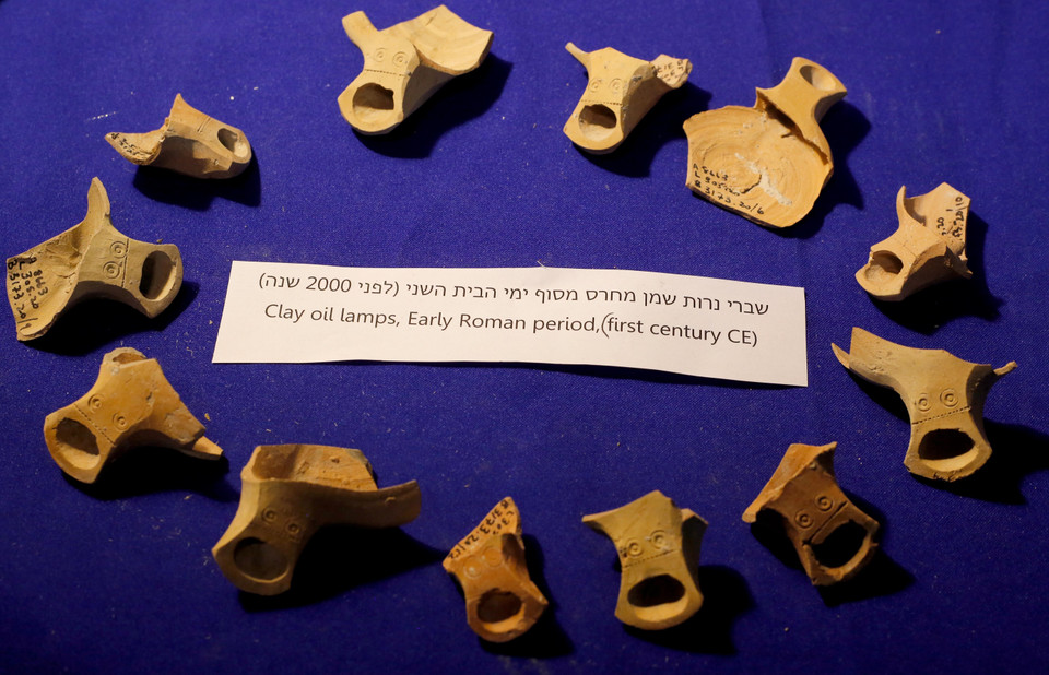 Giới khảo cổ Israel ngày 19/5/2020 cho biết đã phát hiện những căn phòng bí ẩn dưới lòng đất từ một tầng đá nền ở khu vực gần Đền thờ Do Thái thứ hai, được cho là xuất hiện từ đầu thời kỳ La Mã cách đây hai thiên niên kỷ. Trong ảnh: Đèn dầu bằng đất nung được phát hiện bên trong căn phòng cổ dưới lòng đất tại Jerusalem, ngày 19/5/2020. (Ảnh: THX/TTXVN