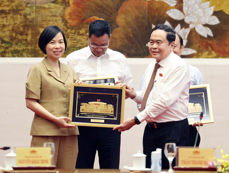 Chủ tịch Quốc hội Trần Thanh Mẫn tặng quà lưu niệm bà Vũ Việt Trang, Tổng giám đốc TTXVN. (Ảnh: Thống Nhất/TTXVN)