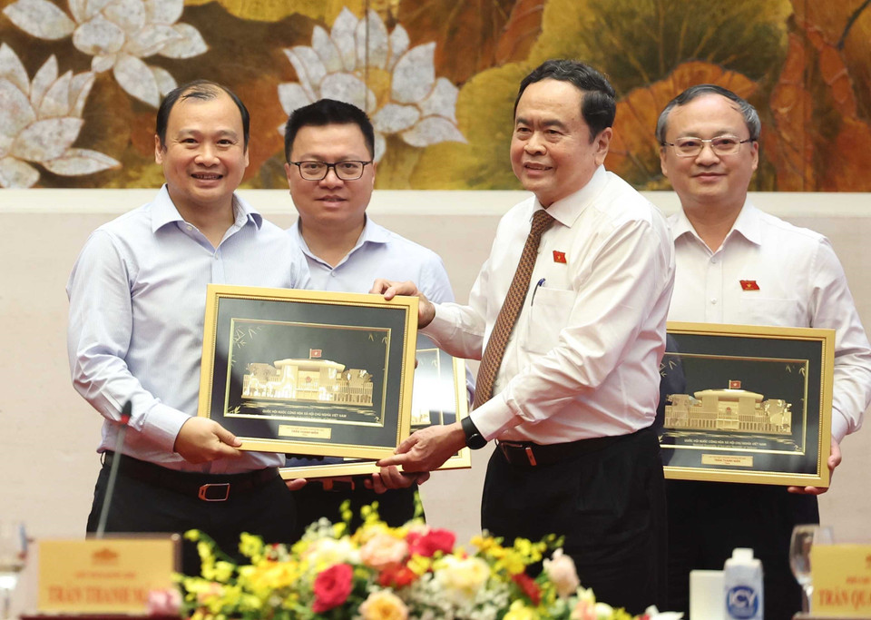 Chủ tịch Quốc hội Trần Thanh Mẫn tặng quà lưu niệm cho ông Lê Hải Bình, Tổng biên tập Tạp chí Cộng sản. (Ảnh: Thống Nhất/TTXVN)