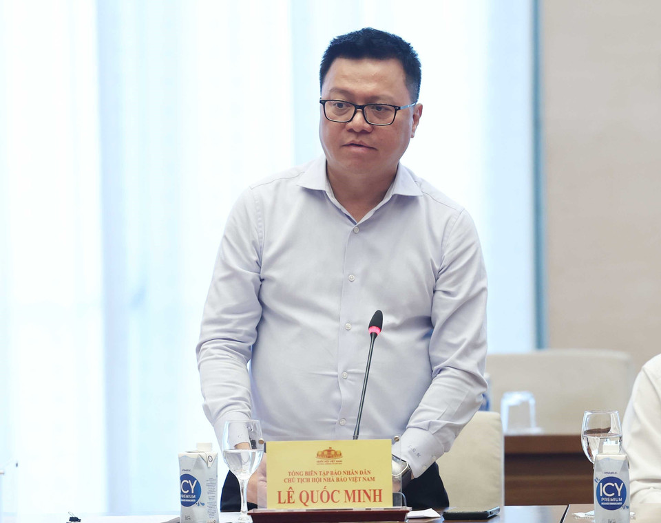 Ông Lê Quốc Minh, Chủ tịch Hội Nhà báo Việt Nam, Tổng biên tập báo Nhân Dân phát biểu tại buổi gặp mặt. (Ảnh: Thống Nhất/TTXVN)