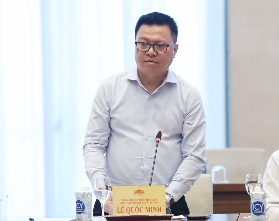 Ông Lê Quốc Minh, Chủ tịch Hội Nhà báo Việt Nam, Tổng biên tập báo Nhân Dân phát biểu tại buổi gặp mặt. (Ảnh: Thống Nhất/TTXVN)