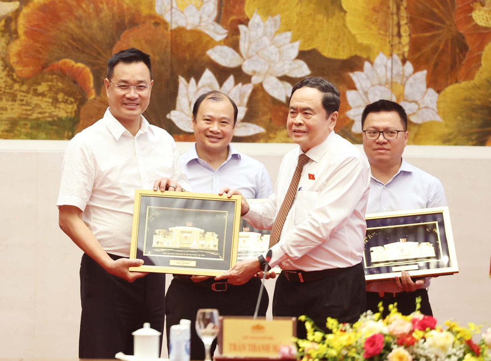 Chủ tịch Quốc hội Trần Thanh Mẫn tặng quà cho ông Lê Ngọc Quang, Tổng Giám đốc Đài Truyền hình Việt Nam. (Ảnh: Thống Nhất/TTXVN)