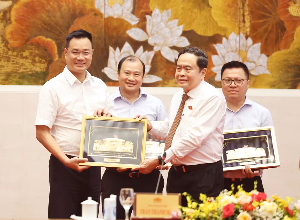 Chủ tịch Quốc hội Trần Thanh Mẫn tặng quà cho ông Lê Ngọc Quang, Tổng Giám đốc Đài Truyền hình Việt Nam. (Ảnh: Thống Nhất/TTXVN)
