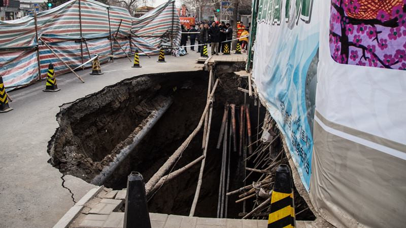 Lỗ hổng lớn gần số 93 đại lộ Đức Nội ở thủ đô Bắc Kinh của Trung Quốc. (Nguồn: CCTVNews)