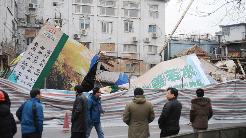 Người dân tại nơi xuất hiện "hố tử thần." (Nguồn: CCTVNews)