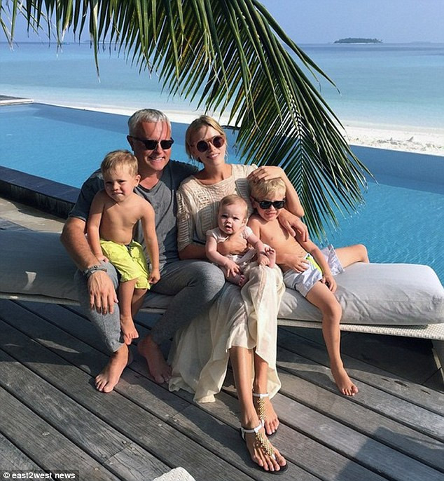 Elena và chồng là ông Alexander Lebedev đi nghỉ cùng với 3 đứa con nhỏ.