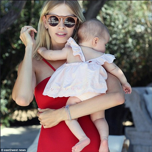 Người đẹp Nga chụp ảnh cùng con gái Arina vào tháng 9 vừa qua. Cô chỉ mất 60 ngày để quay trở về cân nặng trước khi sinh.