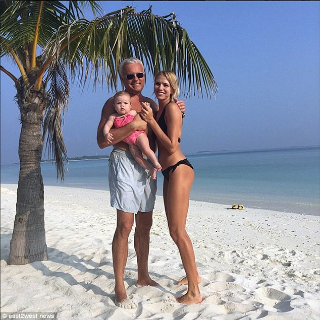 Elena cùng chồng và bé Arina bên bờ biển.