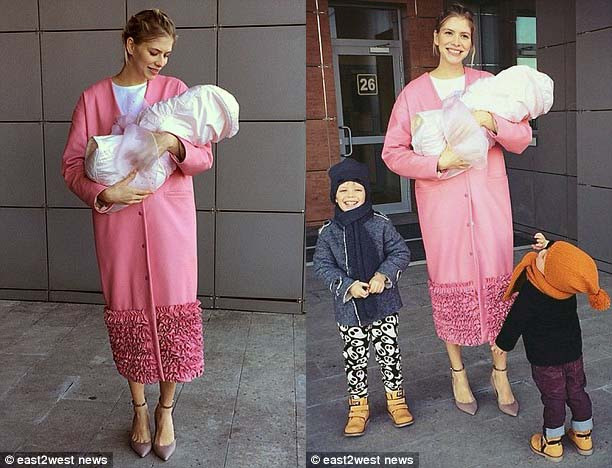 Siêu mẫu 28 tuổi khi vừa ra khỏi bệnh viện, bế trên tay đứa con gái mới sinh Arina (trái), cùng hai đứa con trai Nikita, 5 tuổi, và Egor, 3 tuổi (phải).