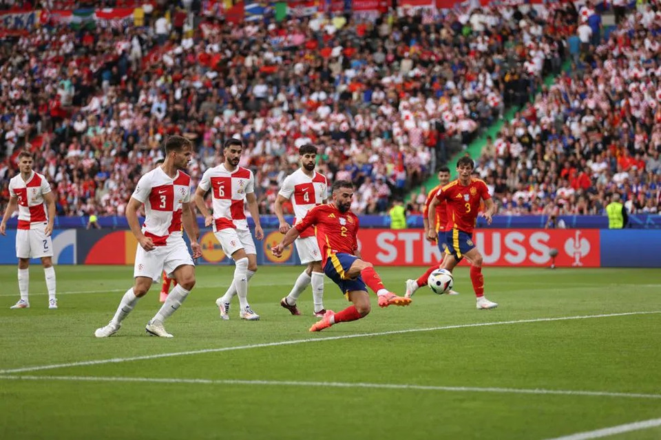 Đến phút 45, Dani Carvajal băng vào đệm bóng cận thành làm tung lưới Croatia lần thứ 3. (Nguồn: UEFA)