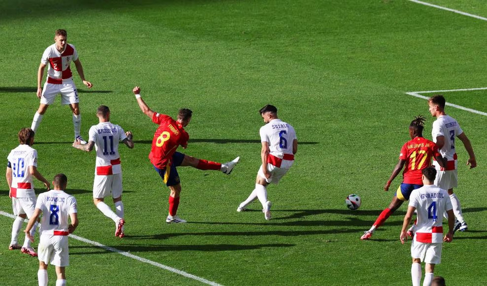 Ba phút sau, Fabián Ruiz tự tin đi bóng qua hàng thủ Croatia rồi tung cú sút căng làm tung lưới thủ thành Dominik Livaković. (Nguồn: UEFA)