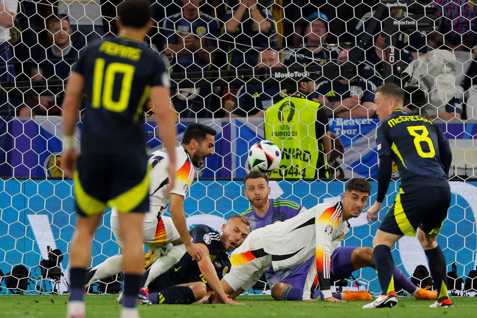 Cuối hiệp 1, Đức được hưởng penalty sau tình huống Ryan Porteousphạm lỗi nguy hiểm với Ilkay Gundogan trong vòng cấm. (Nguồn: Guardian)