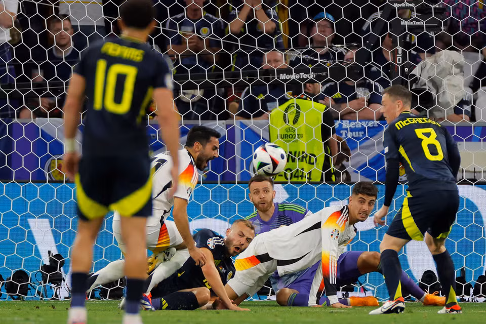 Cuối hiệp 1, Đức được hưởng penalty sau tình huống Ryan Porteousphạm lỗi nguy hiểm với Ilkay Gundogan trong vòng cấm. (Nguồn: Guardian)