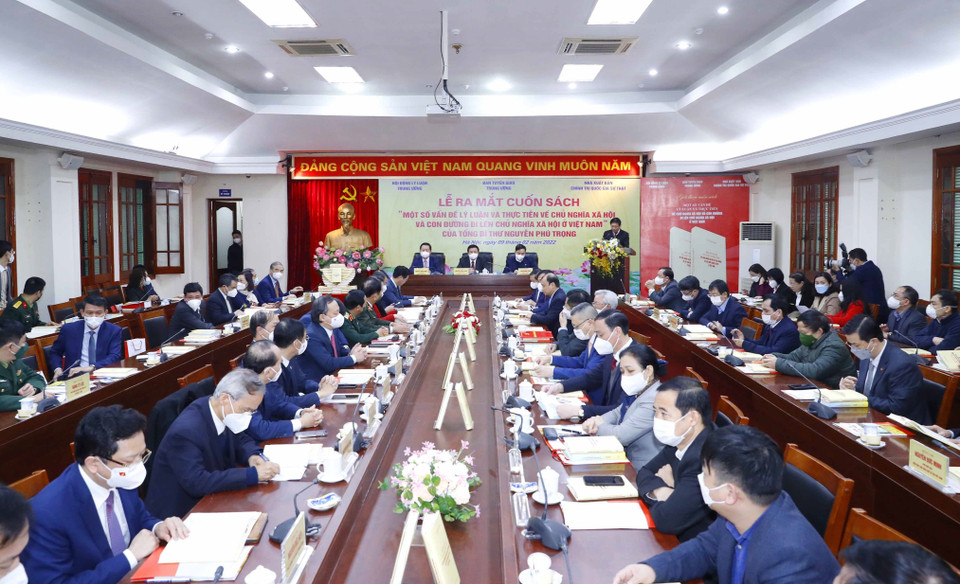 Quang cảnh lễ ra mắt cuốn sách. (Ảnh: Phương Hoa/TTXVN)