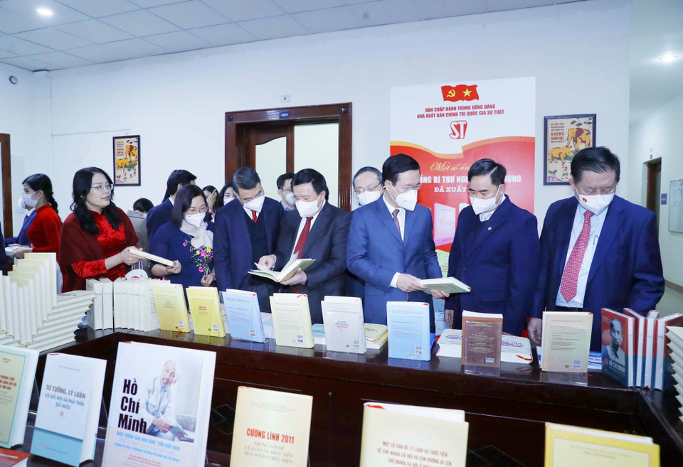 Ông Võ Văn Thưởng, Ủy viên Bộ Chính trị, Thường trực Ban Bí thư, và các lãnh đạo tham dự buổi lễ ra mắt sách. (Ảnh: Phương Hoa/TTXVN)