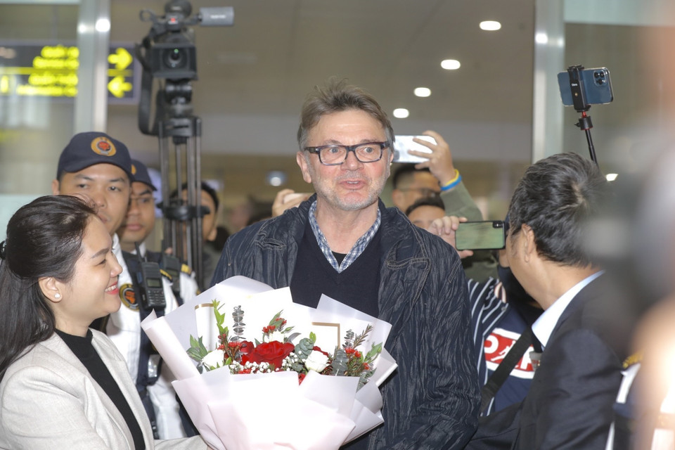Đại diện Liên đoàn Bóng đá Việt Nam đón Huấn luyện viên Philippe Troussier tại sân bay quốc tế Nội Bài. (Ảnh: Minh Quyết/TTXVN)