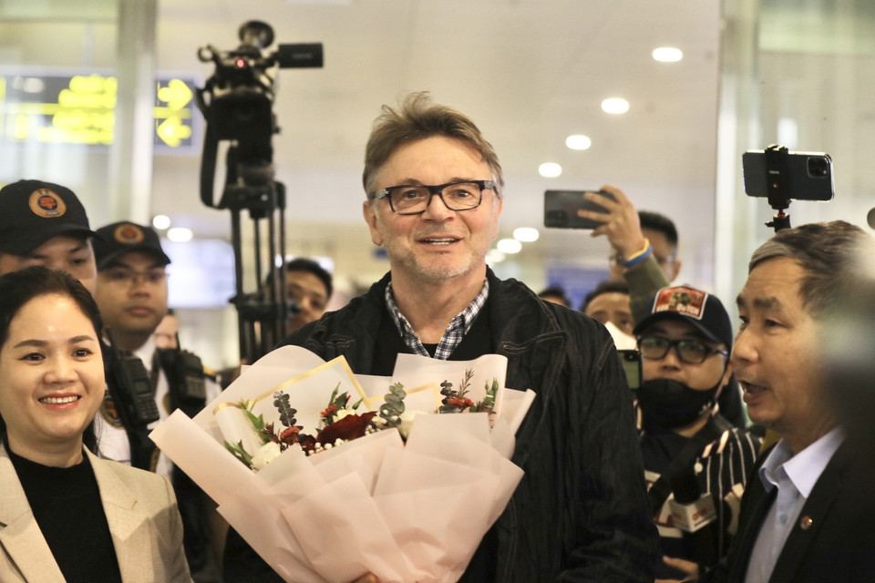 Chiến lược gia người Pháp Philippe Troussier tại sân bay quốc tế Nội Bài. (Ảnh: Minh Quyết/TTXVN)