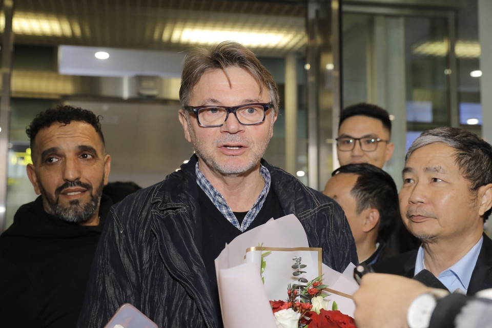 Huấn luyện viên Philippe Troussier chia sẻ với truyền thông Việt Nam khi đặt chân đến sân bay quốc tế Nội Bài sáng 26/2. (Ảnh: Minh Quyết/TTXVN)