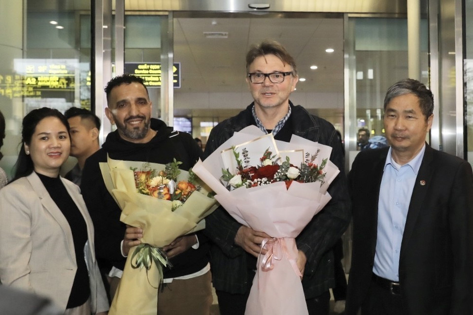 Đại diện Liên đoàn Bóng đá Việt Nam đón huấn luyện viên Philippie Troussier tại sân bay Nội Bài (Hà Nội). (Ảnh: Minh Quyết/TTXVN)