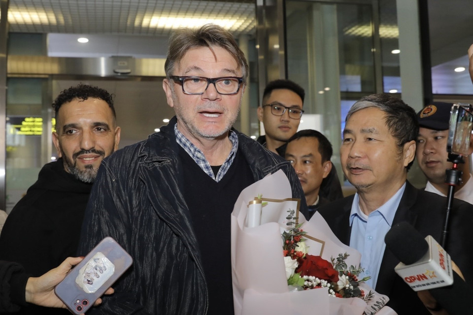 Huấn luyện viên Philippe Troussier chia sẻ với truyền thông Việt Nam khi đặt chân đến sân bay quốc tế Nội Bài sáng 26/2. (Ảnh: Minh Quyết/TTXVN)