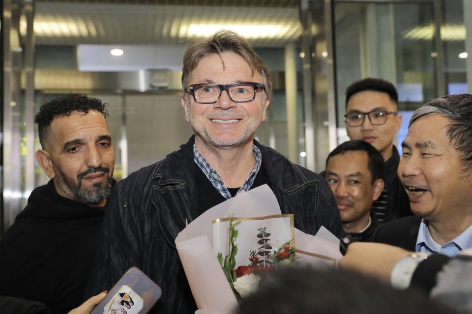 Huấn luyện viên Philippe Troussier chia sẻ với truyền thông Việt Nam khi đặt chân đến sân bay quốc tế Nội Bài sáng 26/2. (Ảnh: Minh Quyết/TTXVN)