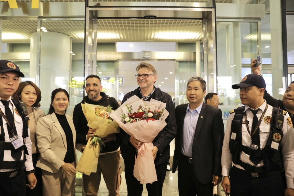 Đại diện Liên đoàn Bóng đá Việt Nam đón huấn luyện viên Philippe Troussier tại sân bay quốc tế Nội Bài. (Ảnh: Minh Quyết/TTXVN)