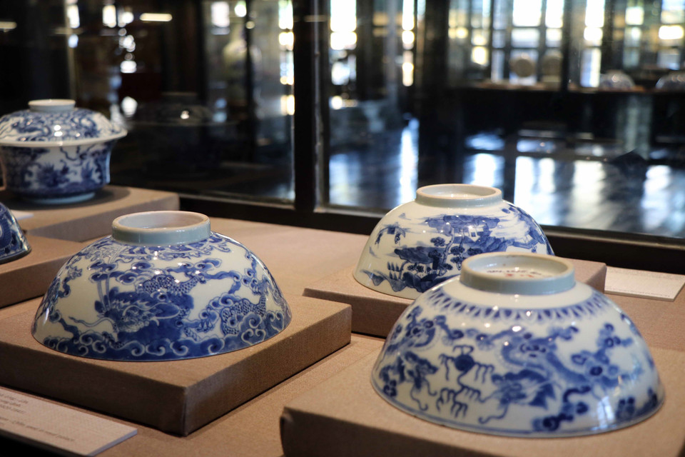 Vật dụng sinh hoạt cung đình. (Ảnh: Đỗ Trưởng/TTXVN)