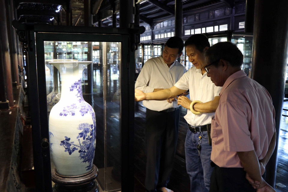 Khách tham quan bảo tàng Cổ vật Cung đình Huế. (Ảnh: Đỗ Trưởng/TTXVN)