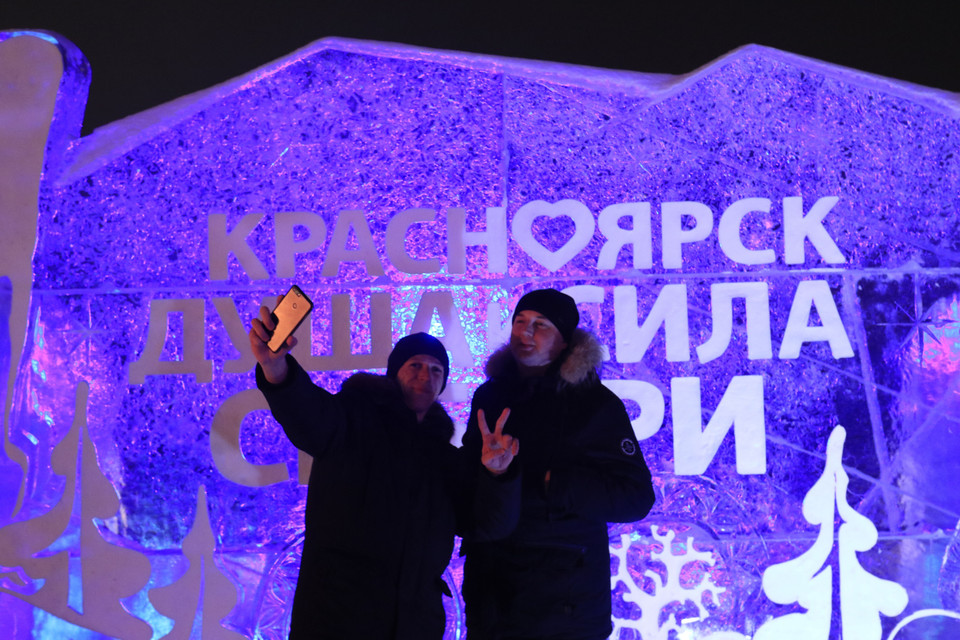  Nét độc đáo của mỗi sản phẩm điêu khắc băng thu hút sự chú ý của người tham quan. (Ảnh: Trần Hiếu/TTXVN)