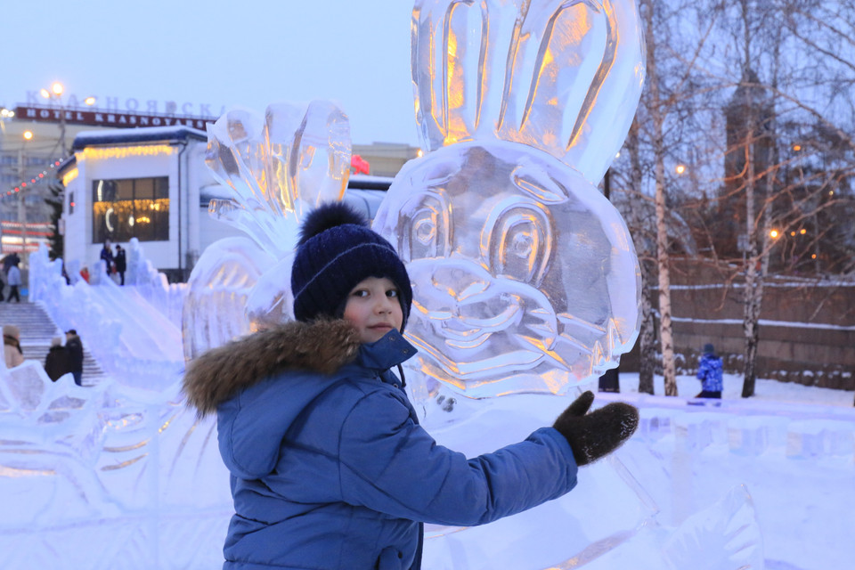 Trẻ em thích thú với các tác phẩm điêu khắc nhân vật hoạt hình. (Ảnh: Trần Hiếu/TTXVN)