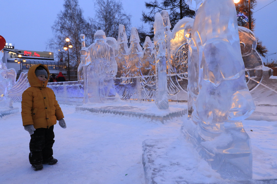 Vẻ đẹp của các tác phẩm điêu khắc băng khiến trẻ em thích thú như lạc vào câu chuyện cổ tích. (Ảnh: Trần Hiếu/TTXVN)