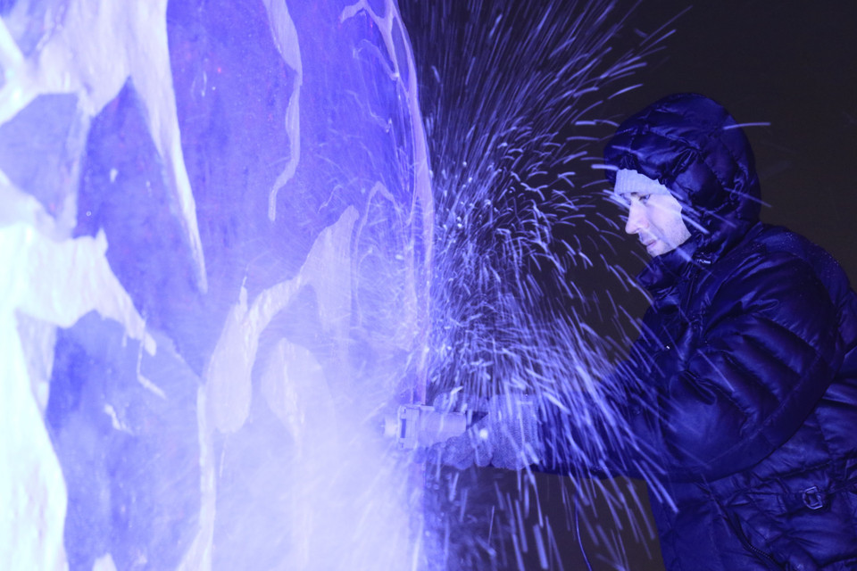 Tùy vào điều kiện khí hậu, thời tiết từng năm, các nghệ nhân có kinh nghiệm biết chọn thời điểm cắt các khối băng đá từ các độ sâu khác nhau để đảm bảo khối đá bền, màu sắc đẹp và lâu tan chảy. (Ảnh: Trần Hiếu/TTXVN)