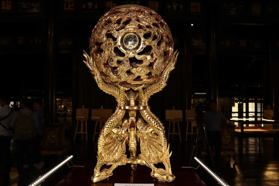 Quả cầu cửu long sơn thếp thời Nguyễn. (Ảnh: Đỗ Trưởng/TTXVN)