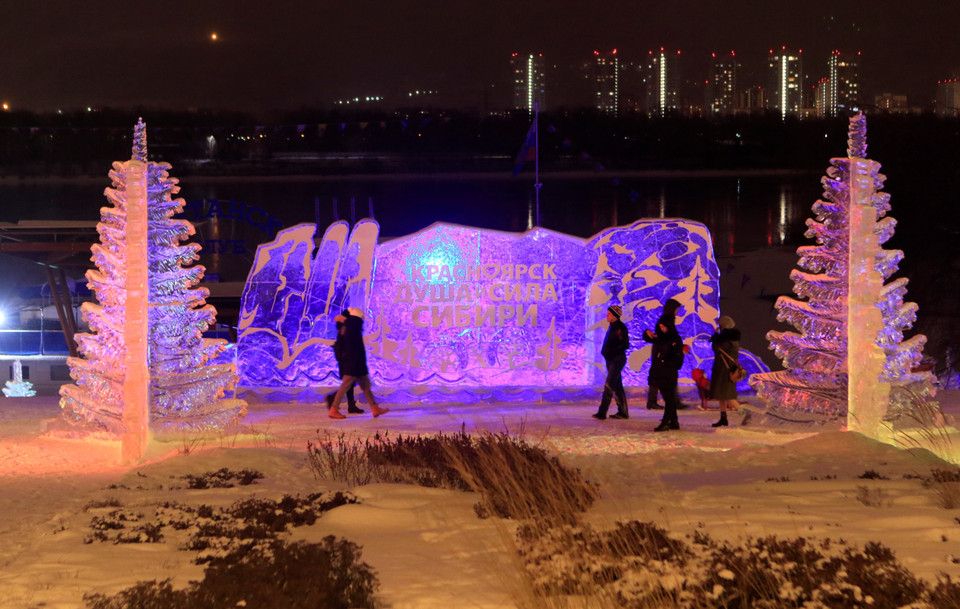 Các tác phẩm điêu khắc băng với chủ đề Krasnoyarsk - sức mạnh tinh thần của Siberia, được trưng bày bên bờ sông Enisei. (Ảnh: Trần Hiếu/TTXVN)