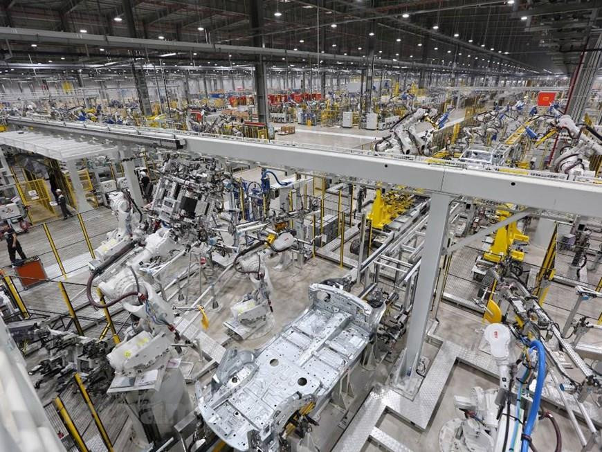 Với công nghệ tiêu chuẩn châu Âu và Mỹ cùng đội ngũ chuyên gia hàng đầu thế giới, VINFAST được kỳ vọng sẽ mở ra tương lai mới cho ngành công nghiệp cơ giới tại Việt Nam. (Ảnh: Minh Sơn/Vietnam+)