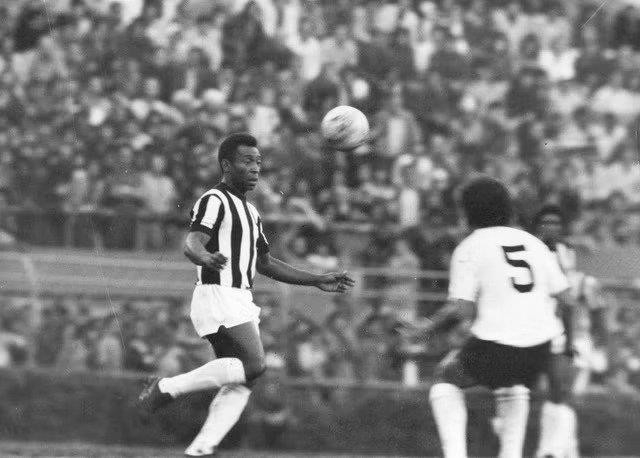 Năm 1074, Pele chia tay câu lạc bộ Santos để đầu quân cho New York Cosmos. (Nguồn: AP)