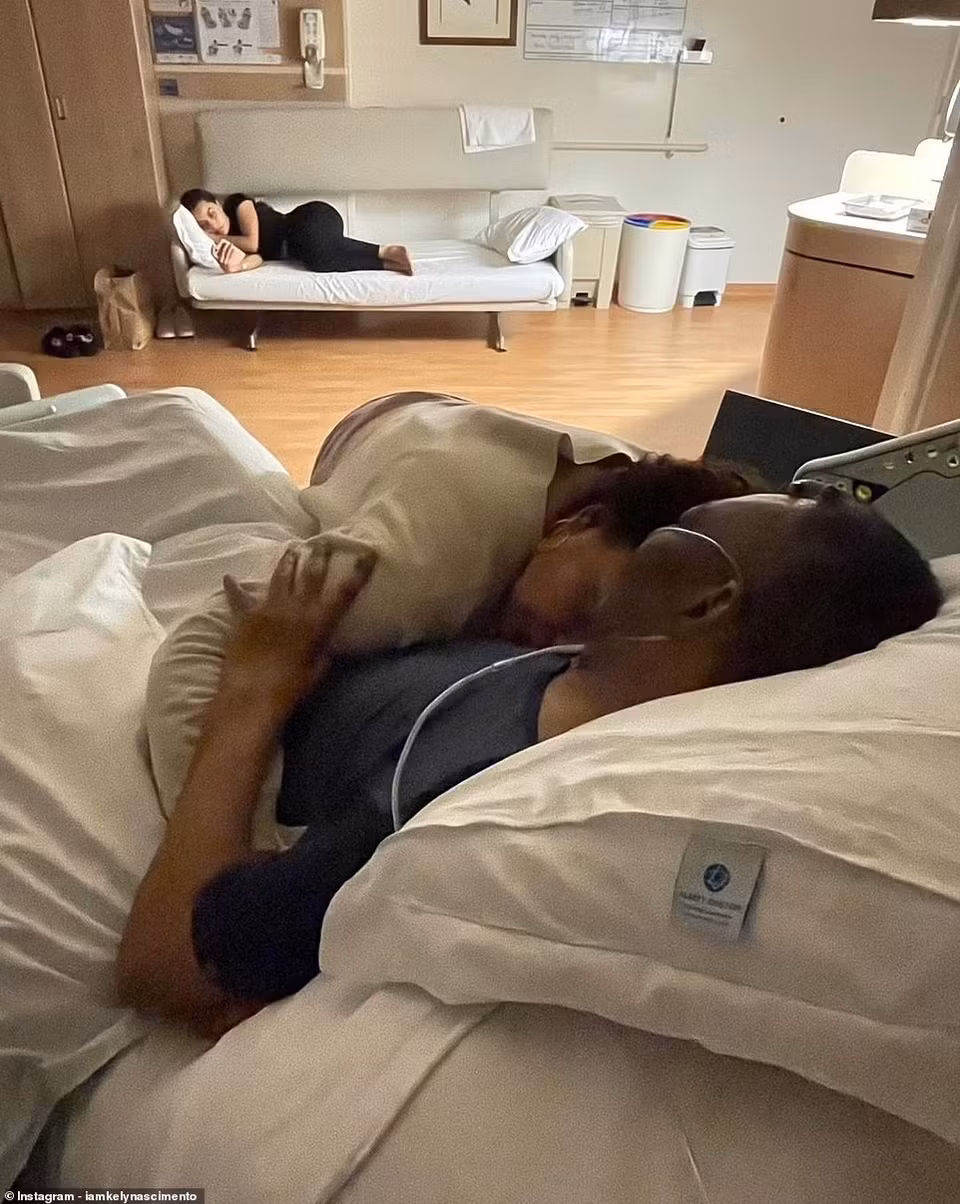 Kely Nascimento, con gái của Pele chia sẻ bức ảnh đầy xúc động ôm cha trong bệnh viện, vài ngày trước khi ông qua đời.
