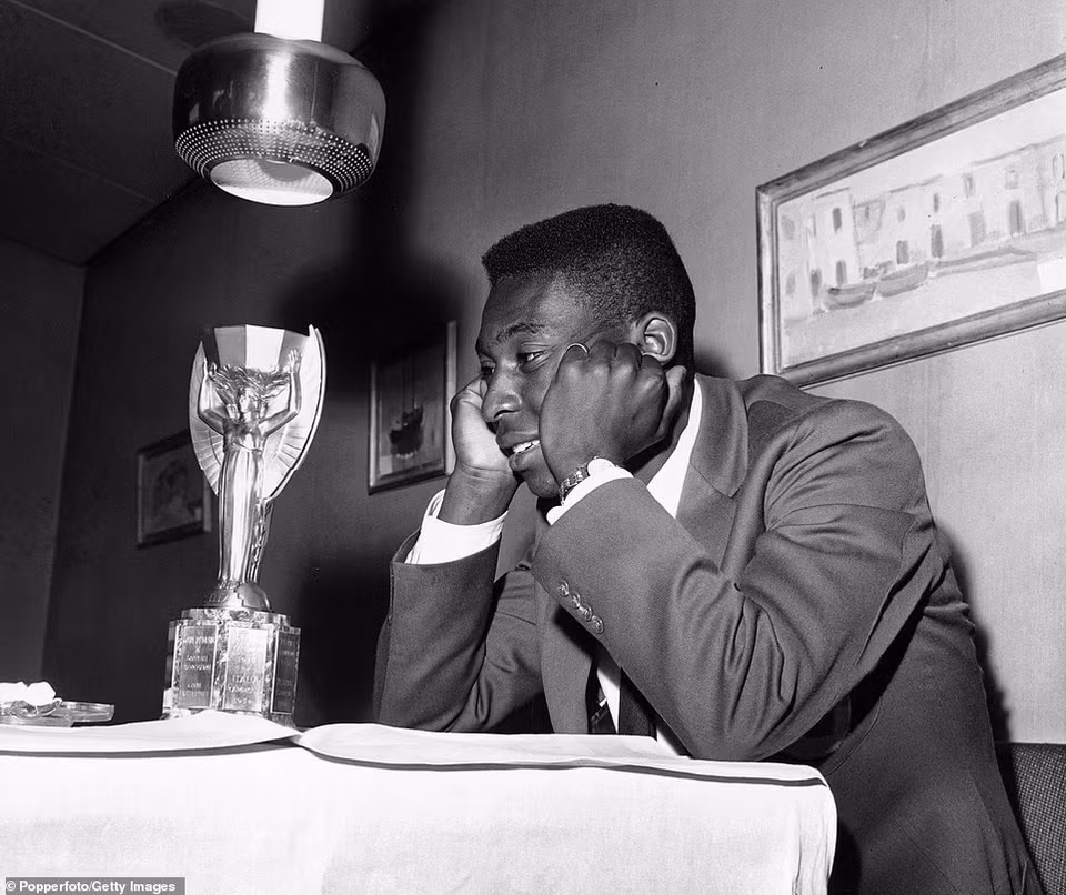 Ông vô địch World Cup lần đầu tiên cùng Brazil năm 1958, khi mới 17 tuổi 249 ngày. (Nguồn: Getty Images)
