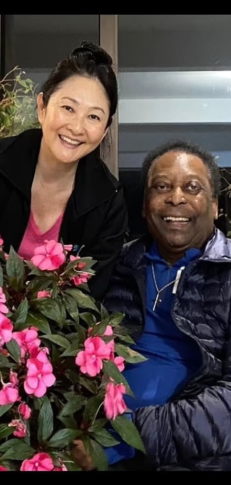 Hình ảnh Pele cùng vợ Marcia Aokoi khi vào viện hôm 30/11.