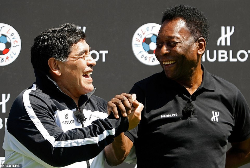 Pele và Maradona là hai biểu tượng của bóng đá, và giờ họ sẽ có dịp thi đấu chơi bóng cùng nhau trên thiên đường. (Nguồn: Reuters)