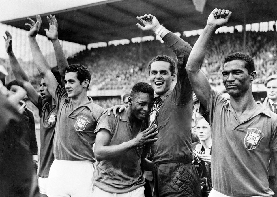 Pele không kìm nén được sự xúc động sau khi giúp Brazil lần đầu vô địch World Cup 1958, với một cú đúp vào lưới Thụy Điển. (Ảnh: Getty Images)