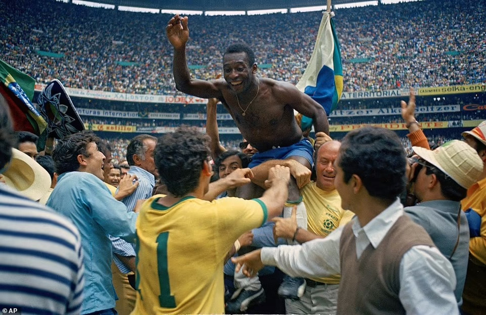 Cùng đội tuyển Brazil lần thứ 3 vô địch World Cup vào năm 1970. (Nguồn: AP)