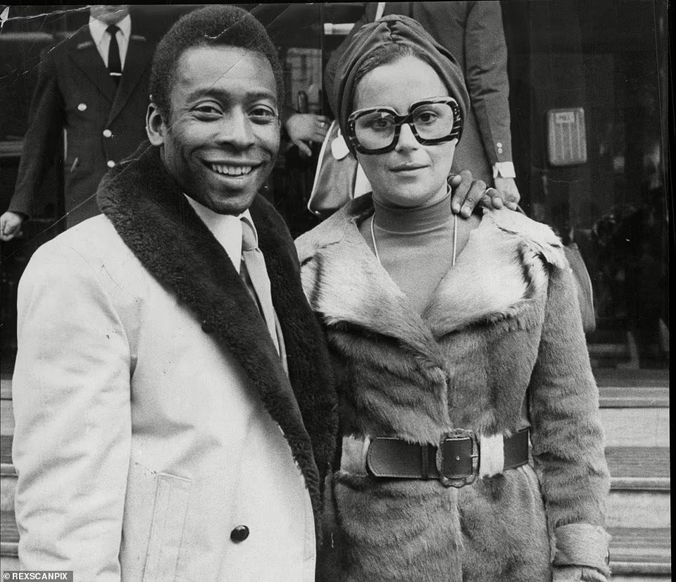 Pele chụp ảnh với người vợ đầu tiên Rosemeri trong chuyến thăm London năm 1973.