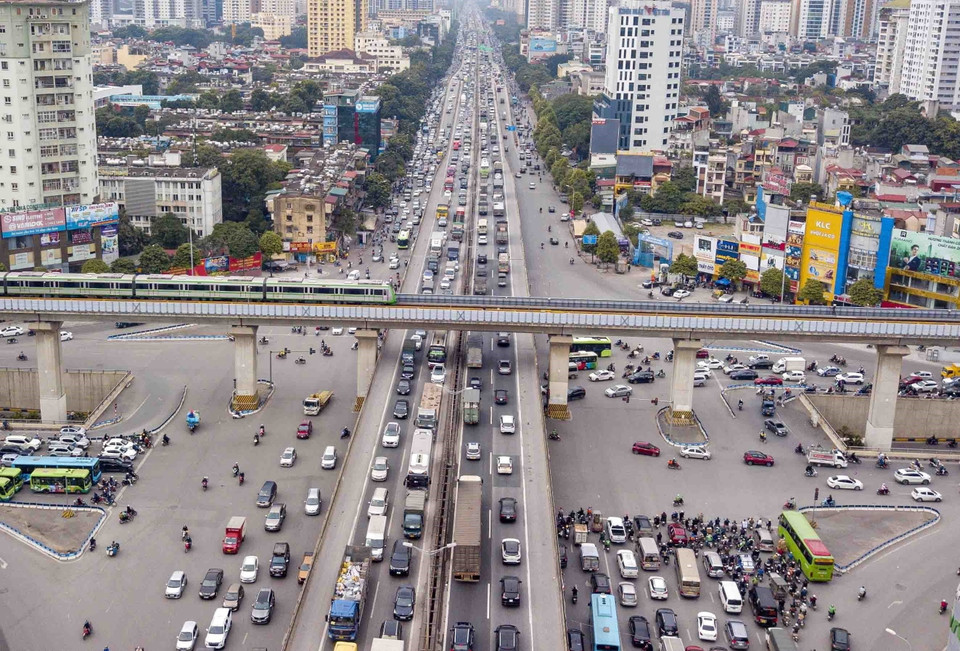 Vành đai 3 trên cao đoạn ngã tư Khuất Duy Tiến-Nguyễn Trãi ùn tắc kéo dài. (Ảnh: Phạm Kiên/TTXVN)