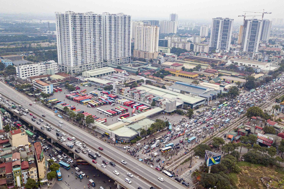 Lượng phương tiện tăng cao gây ùn tắc kéo dài đoạn hướng về Quốc lộ 1A cũ. (Ảnh: Phạm Kiên/TTXVN)