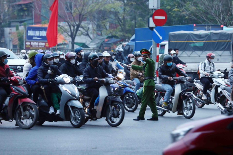 Lực lượng chức năng điều tiết, phân luồng giao thông tại tuyến đường Giải Phóng-Ngọc Hồi. (Ảnh: Phạm Kiên/TTXVN)