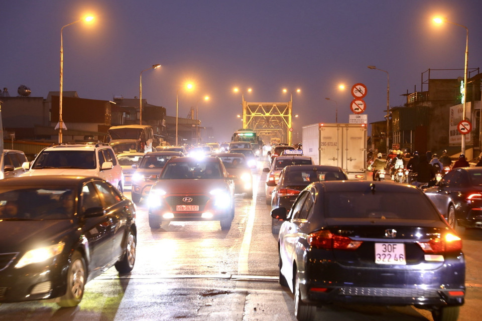 Các phương tiện xếp hàng lên cầu Chương Dương. (Ảnh: Lâm Khánh/TTXVN)