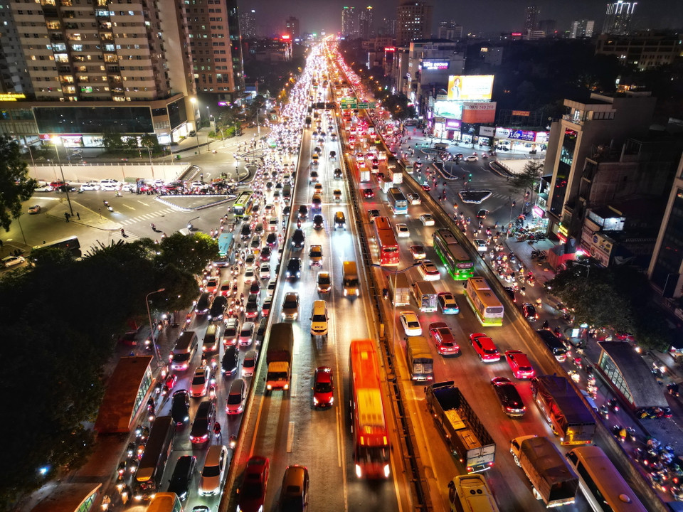 Đường vành đai 3 trên cao ùn tắc tại nút giao Lê Văn Lương-Khuất Duy Tiến. (Ảnh: Tuấn Anh/TTXVN)