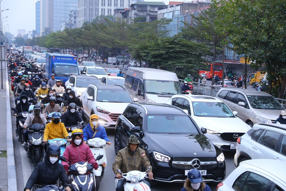 Lượng phương tiện từ đường Trần Quang Khải lên cầu Chương Dương gia tăng đáng kể lúc 17h15 ngày 30/12. (Ảnh: Lâm Khánh/TTXVN)