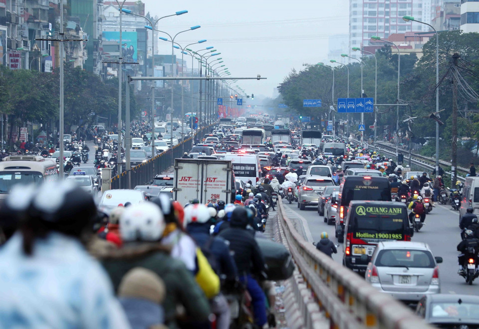 Lượng phương tiện tăng cao trên tuyến đường Giải phóng, hướng về Quốc lộ 1A cũ. (Ảnh: Phạm Kiên/TTXVN)